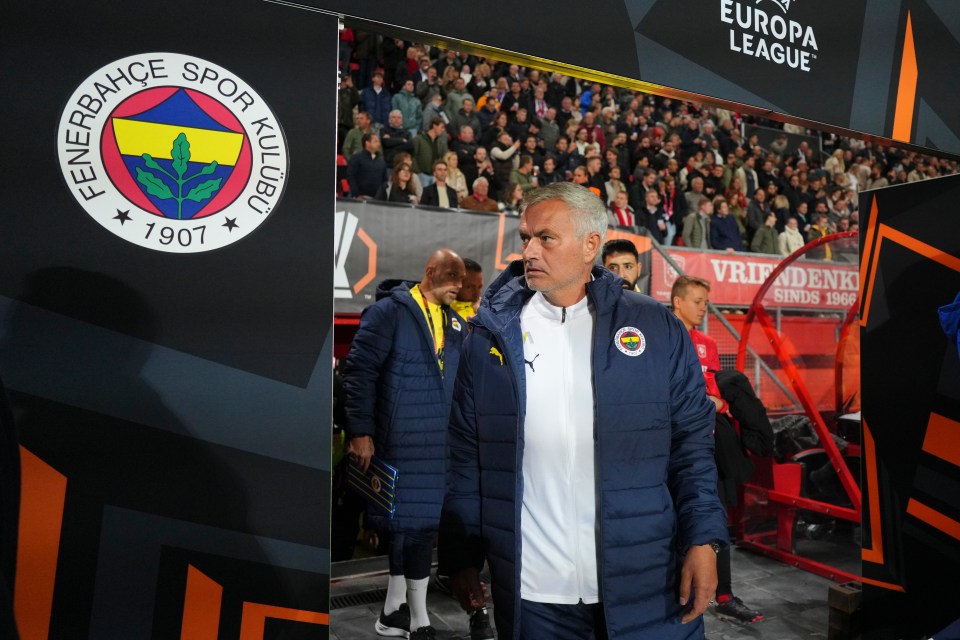 José Mourinho assumiu o cargo de técnico do Fenerbahçe em junho