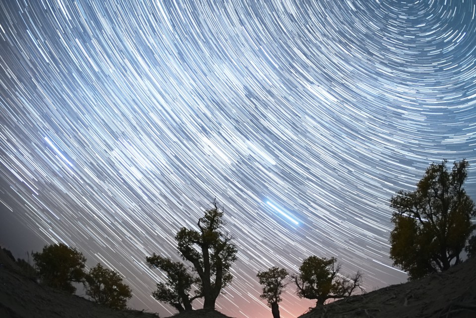 Foto de composição de uma chuva de meteoros Orionida anterior