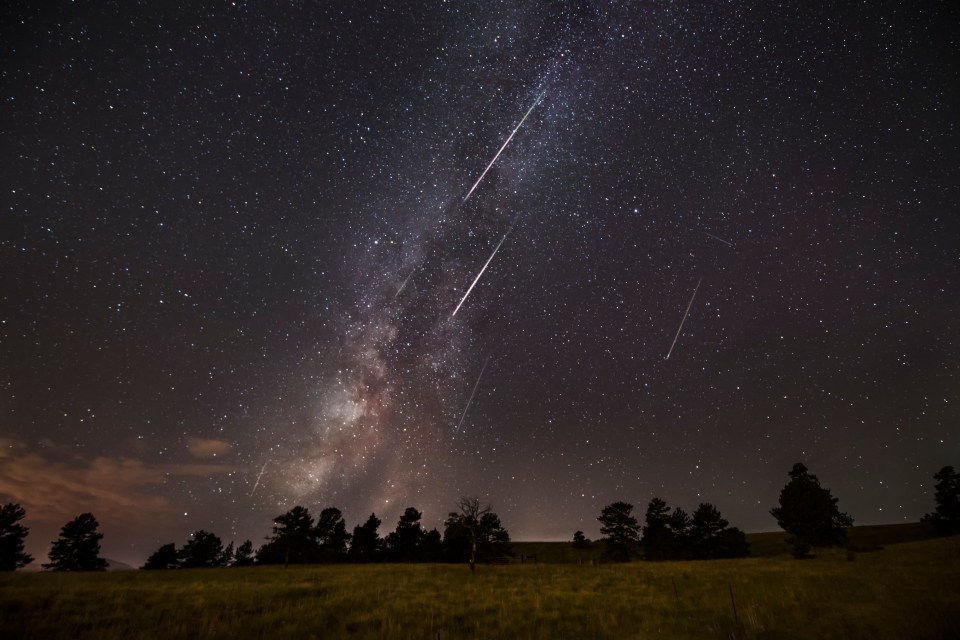 Felizmente, toda a chuva de meteoros ocorre pouco antes da fase do primeiro quarto crescente da Lua, quando o disco lunar está em crescente.