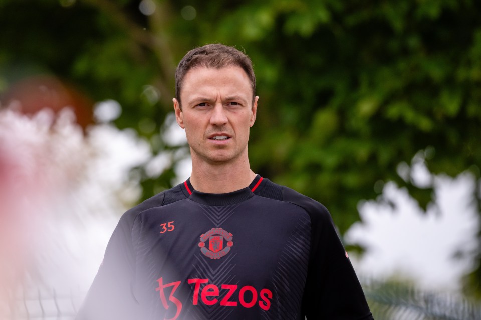 Jonny Evans pode ser escalado para uma nova função contra Brentford