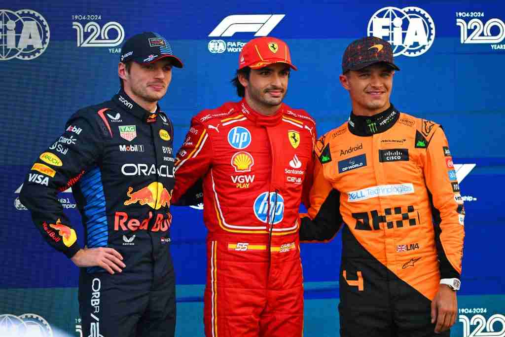 O qualificador da pole position Carlos Sainz da Ferrari, o segundo colocado Max Verstappen e o terceiro colocado Lando Norris da McLaren estão entre os três primeiros no grid de largada do GP do México de F1 2024 | Conjunto de conteúdo Getty Images / Red Bull