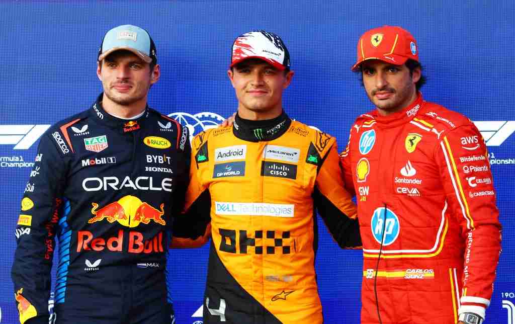 O qualificador da pole position Lando Norris da McLaren (C), o segundo colocado Max Verstappen (L) e o terceiro colocado Carlos Sainz da Ferrari (R) após a qualificação para o Grande Prêmio dos Estados Unidos de 2024 | Conjunto de conteúdo Getty Images / Red Bull 