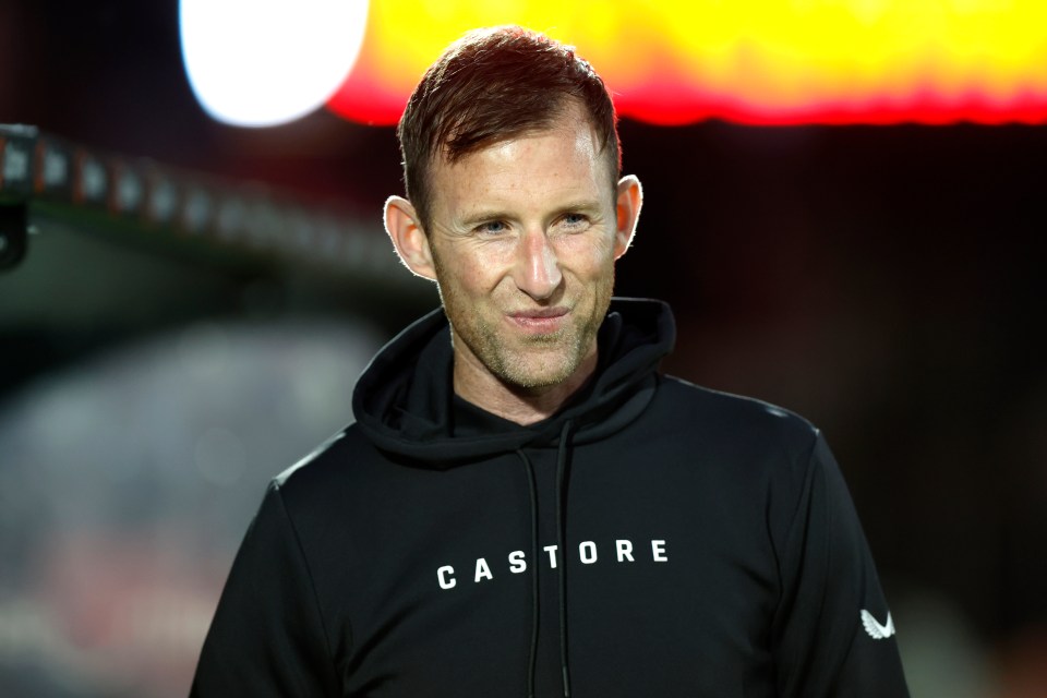 O herói do Newcastle, Mike Williamson, teve uma experiência horrível como técnico de Carlisle