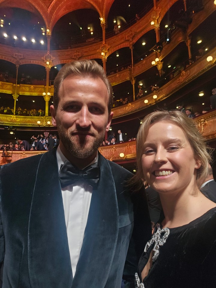 Ellie Henman com seu herói do Tottenham, Harry Kane, em Paris