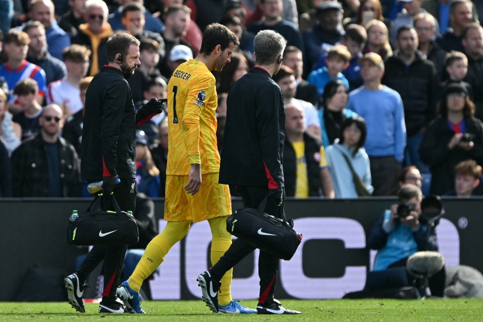 É a segunda lesão de Alisson na temporada, depois de ter sofrido problemas na coxa no mês passado.