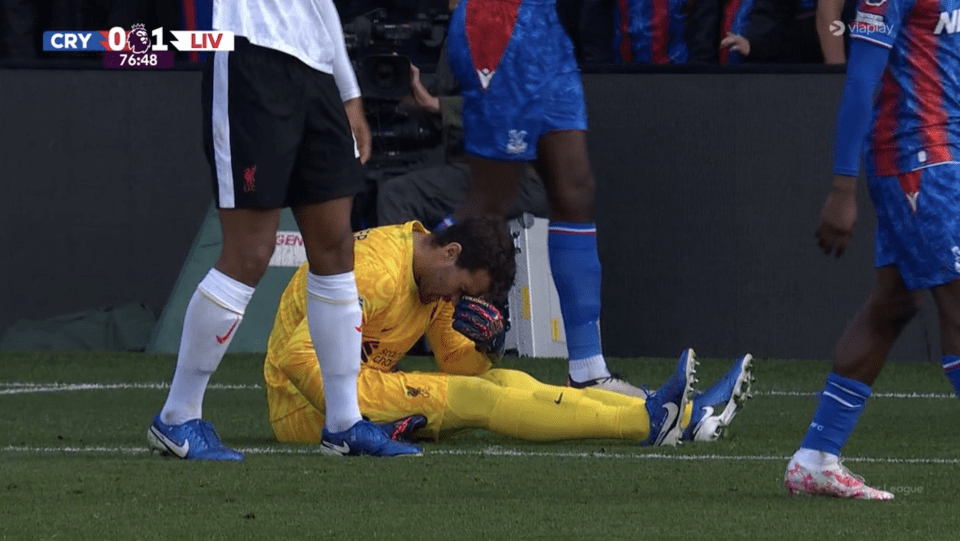 Alisson saiu mancando no final do jogo contra o Crystal Palace