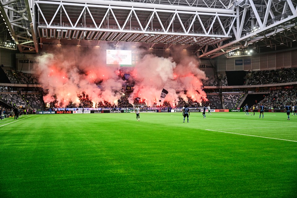 Torcedores do Djurgarden dispararam pirotecnia durante um clássico contra o Hammarby