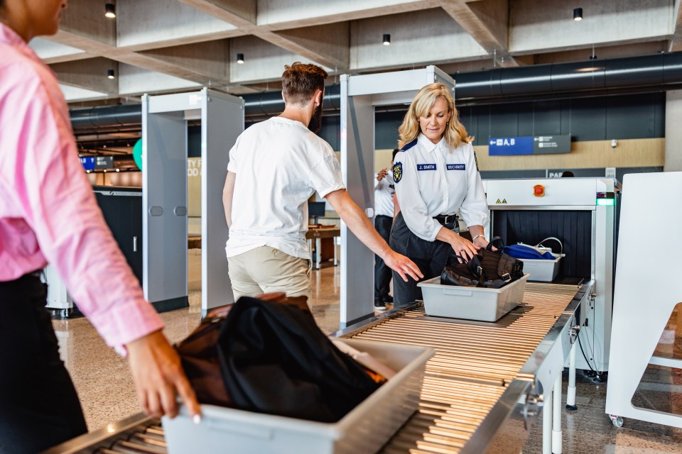 Estrelas da Premier League devem passar pela segurança do aeroporto, apesar de defenderem tratamento especial (foto)