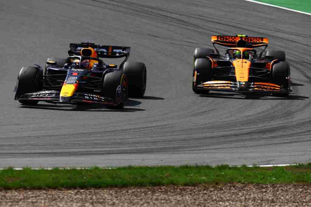 Max Verstappen e Lando Norris da McLaren lutam pela posição na pista durante o Grande Prêmio da Holanda de 2024 | Conjunto de conteúdo Getty Images / Red Bull