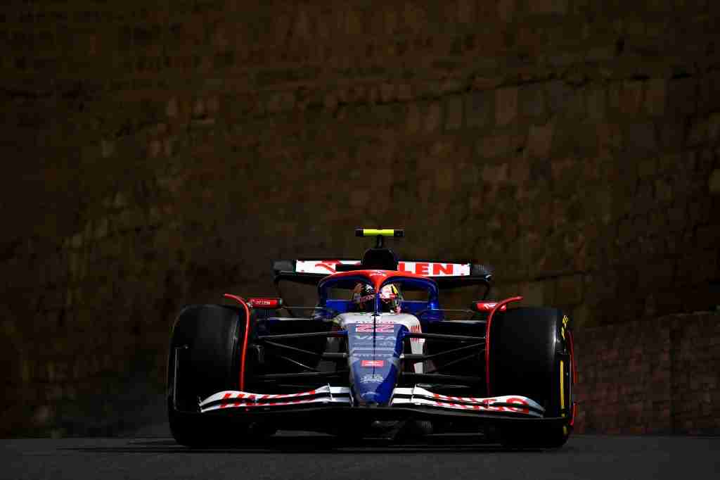 Yuki Tsunoda do Visa Cash App RB durante os treinos antes do Grande Prêmio do Azerbaijão de 2024 | Conjunto de conteúdo Getty Images / Red Bull