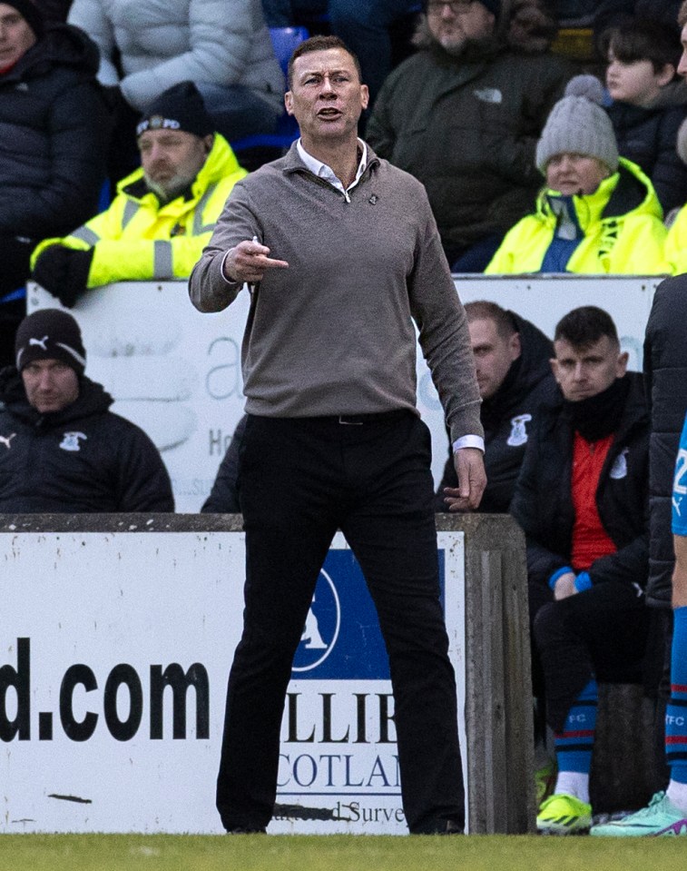 O técnico do Inverness, Duncan Ferguson, está trabalhando de graça para ajudar o clube em crise