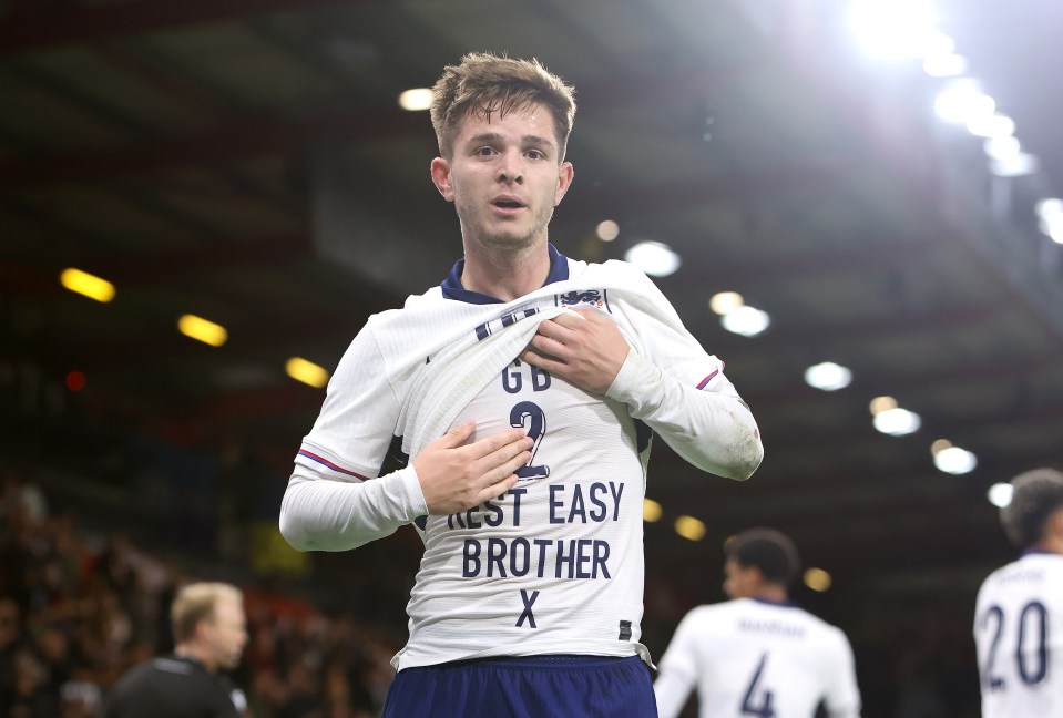 James McAtee marcou seus dois gols pela Inglaterra Sub-21 com outra homenagem a George Baldock, com quem jogou no Sheffield United