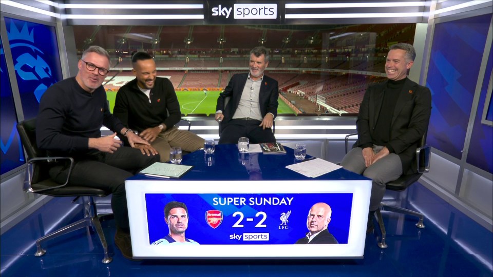 Jamie Carragher reagiu de forma hilariante quando Theo Walcott colocou a mão em sua coxa