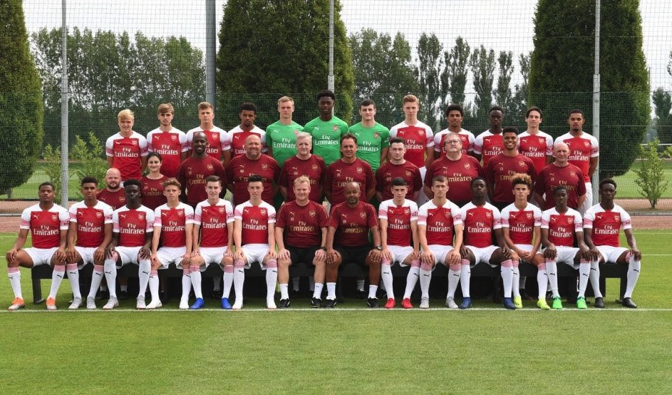 Sam Greenwood (primeira fila, sexto a partir da esquerda) estava na academia do Arsenal ao mesmo tempo que Bukayo Saka (primeira fila, terceiro a partir da esquerda)