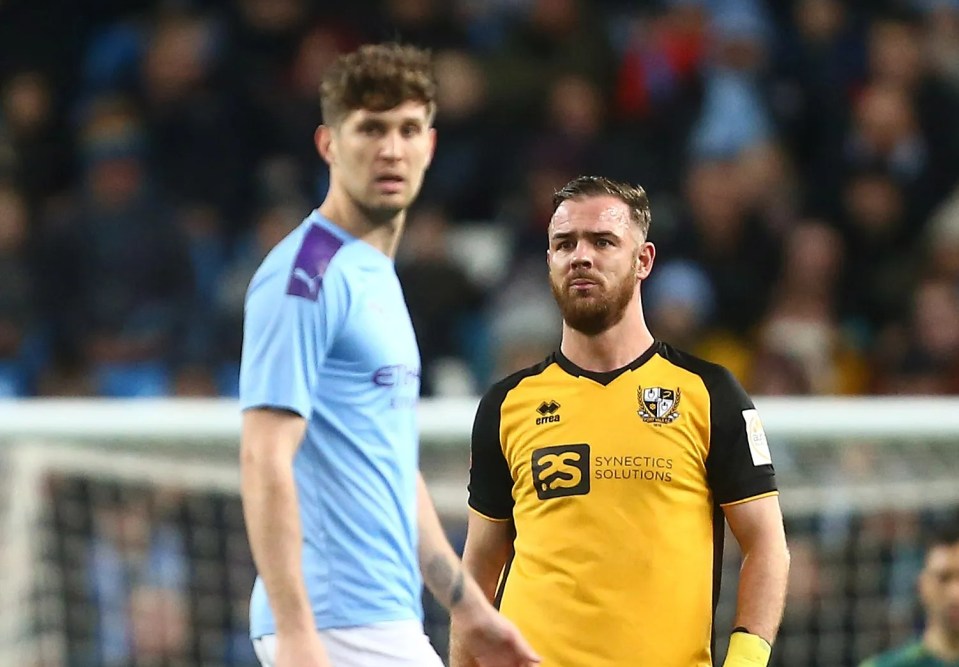 Tom Pope jogou contra John Stones na FA Cup