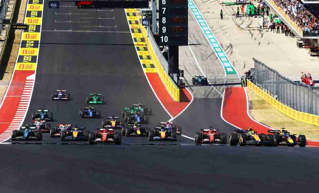 Max Verstappen lidera Lando Norris da McLaren e o resto do pelotão na Curva 1 na largada do Grande Prêmio dos Estados Unidos de 2024 | Conjunto de conteúdo Getty Images / Red Bull