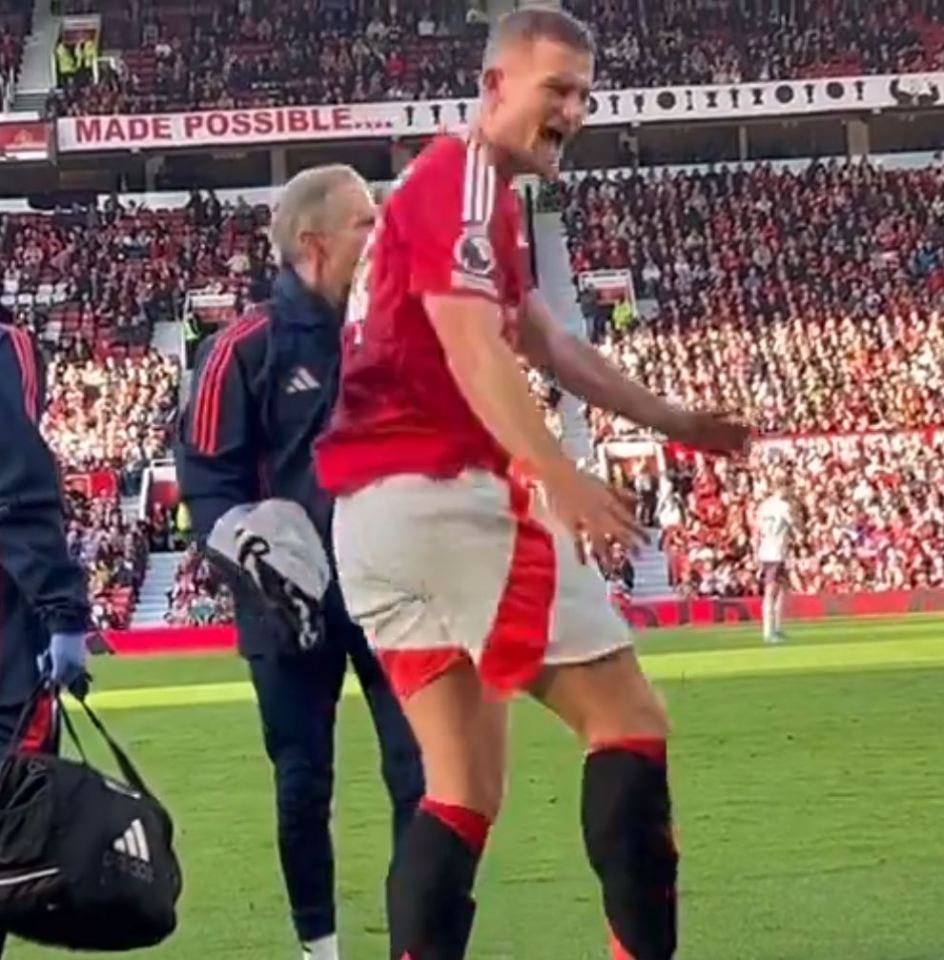 O banco do Manchester United explodiu após o gol de abertura do Brentford, com Matthijs de Ligt chutando uma bola para longe