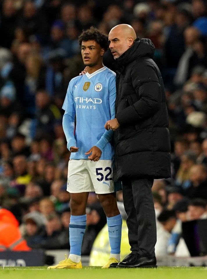 Oscar Bobb com o técnico Pep Guardiola