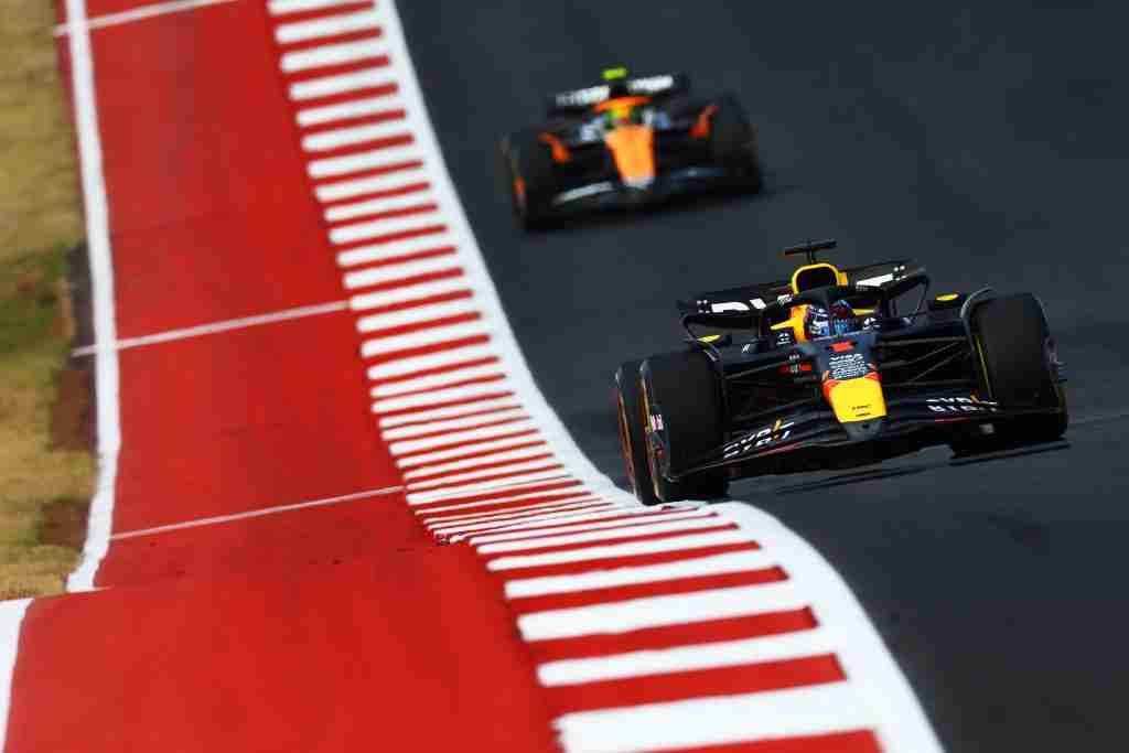 Max Verstappen lidera Lando Norris da McLaren durante o GP Sprint dos Estados Unidos de 2024 | Conjunto de conteúdo Getty Images / Red Bull