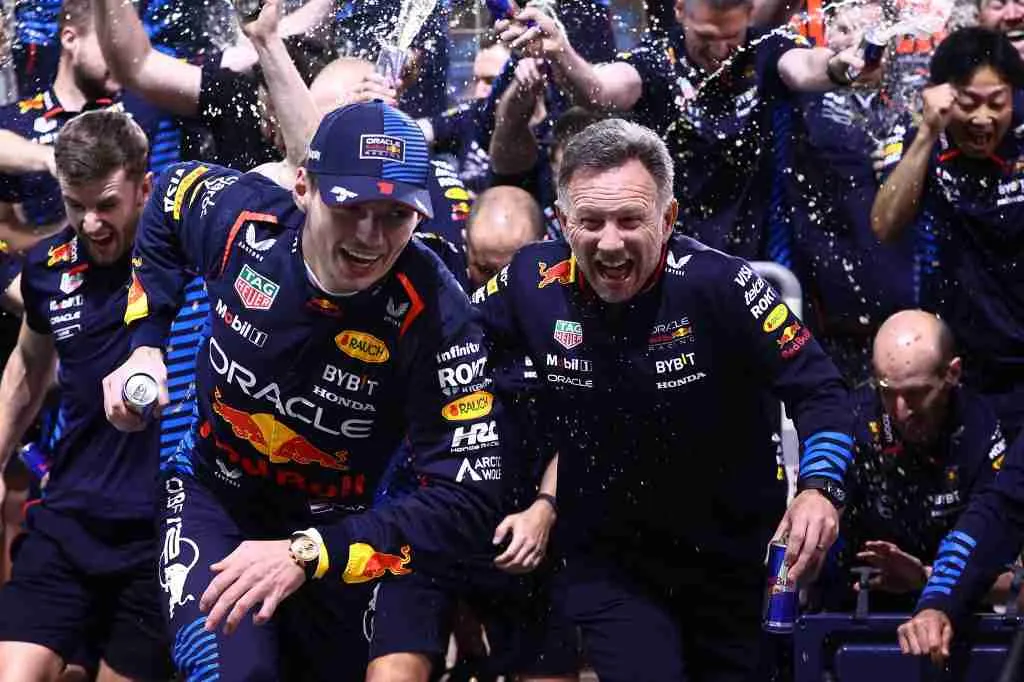 O vencedor do GP do Bahrein de 2024, Max Verstappen, e o chefe da equipe Red Bull, Christian Horner, comemoram | Conjunto de conteúdo Getty Images / Red Bull