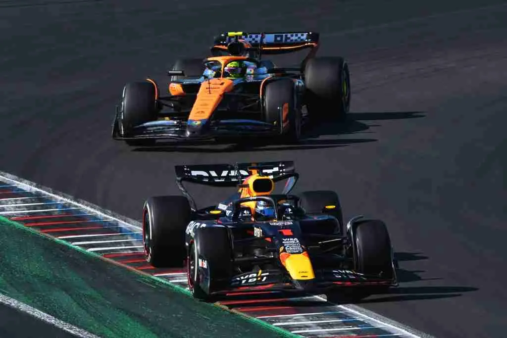 Max Verstappen lidera Lando Norris da McLaren durante o Grande Prêmio dos Estados Unidos de 2024 | Conjunto de conteúdo Getty Images / Red Bull