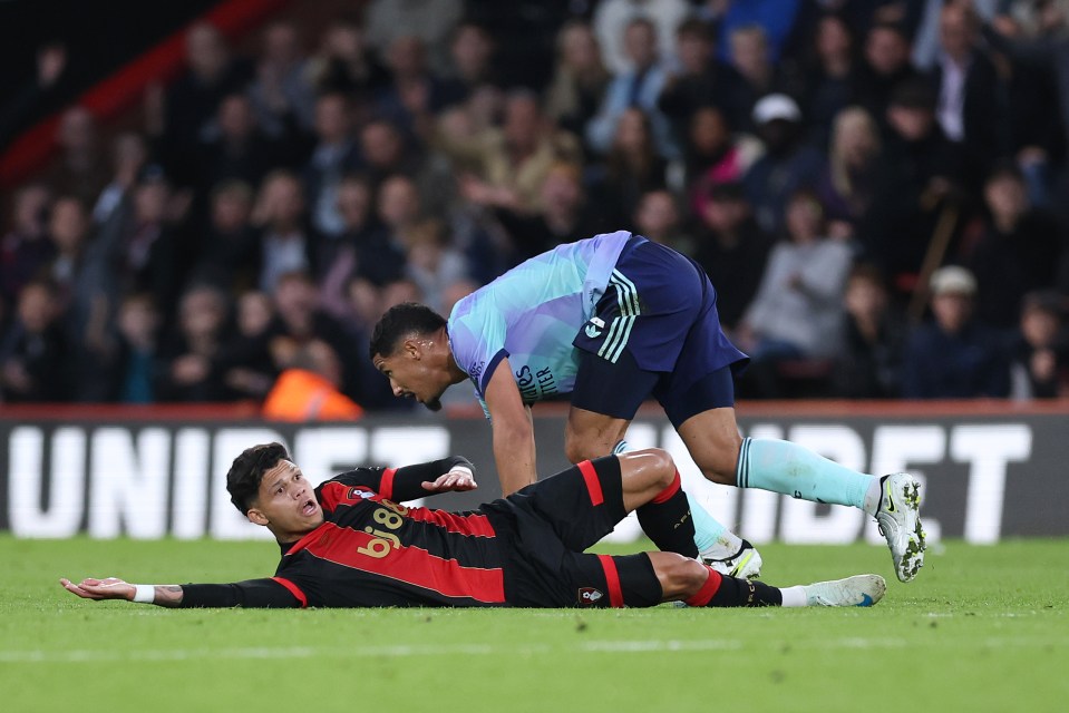 A estrela do Arsenal, William Saliba, foi expulso por falta sobre Evanilson - seu terceiro vermelho em seis jogos