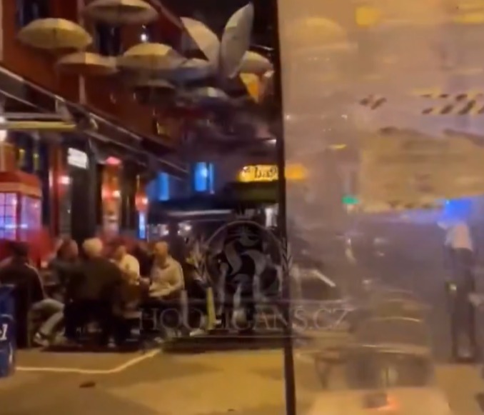 Torcedores do Man Utd foram supostamente capturados tomando uma bebida fora de um bar