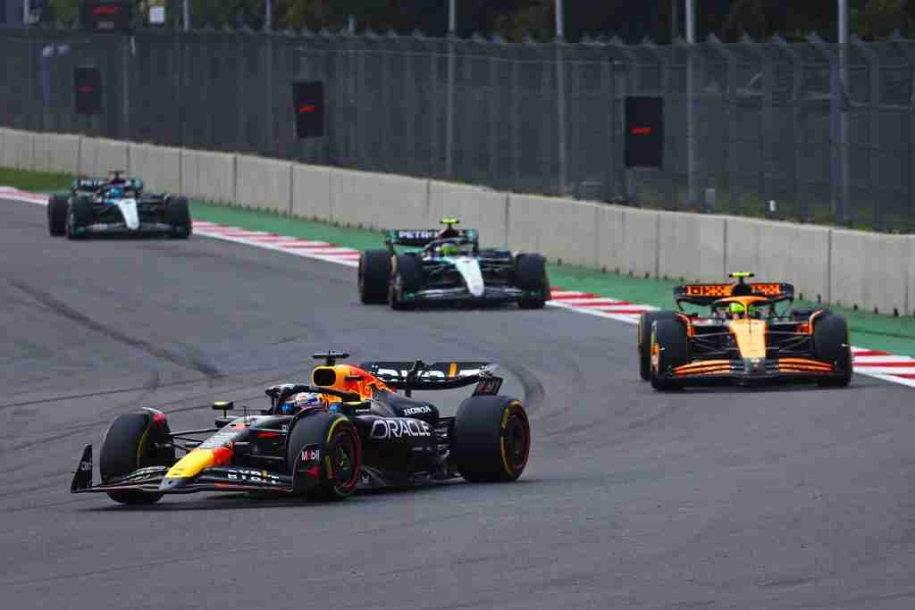 Max Verstappen lidera Lando Norris da McLaren durante o Grande Prêmio do México de 2024 | Conjunto de conteúdo Getty Images / Red Bull