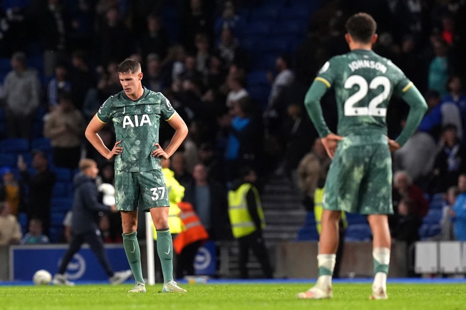 O Tottenham se tornou o primeiro time da Premier League a perder 10 jogos depois de liderar por pelo menos dois gols