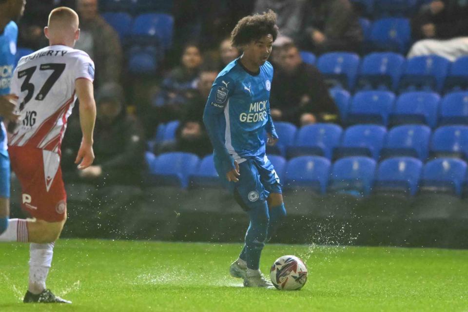 O jovem estreou pelo Peterborough no Troféu EFL