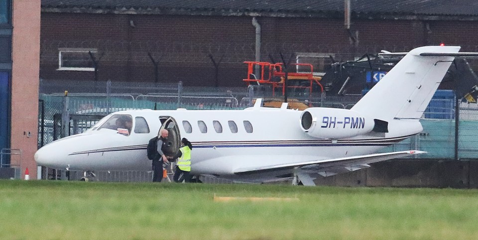 Erik ten Hag embarca em um jato particular para Amsterdã poucas horas depois de ser demitido do cargo de técnico do Man Utd