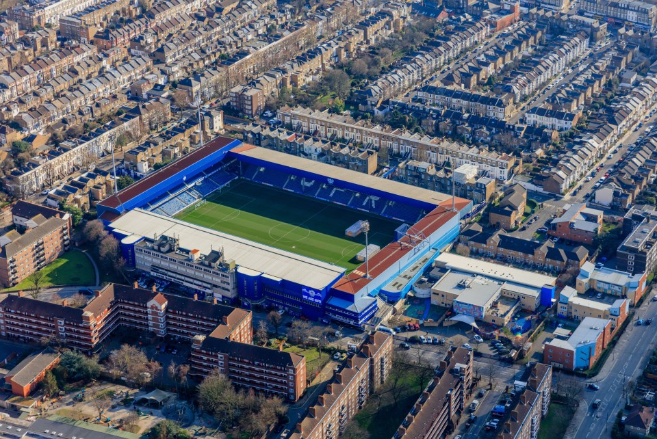 Um antigo estádio da Premier League com capacidade para 18.000 pessoas foi eleito o melhor da Inglaterra