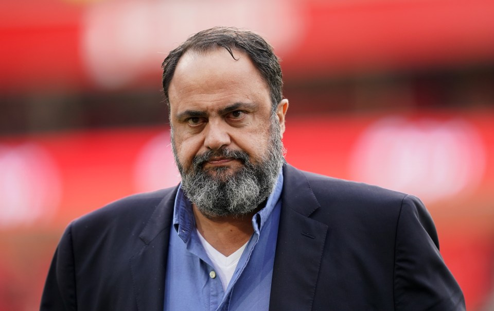 O proprietário do Nottingham Forest, Evangelos Marinakis, foi banido após cuspir no chão perto dos árbitros