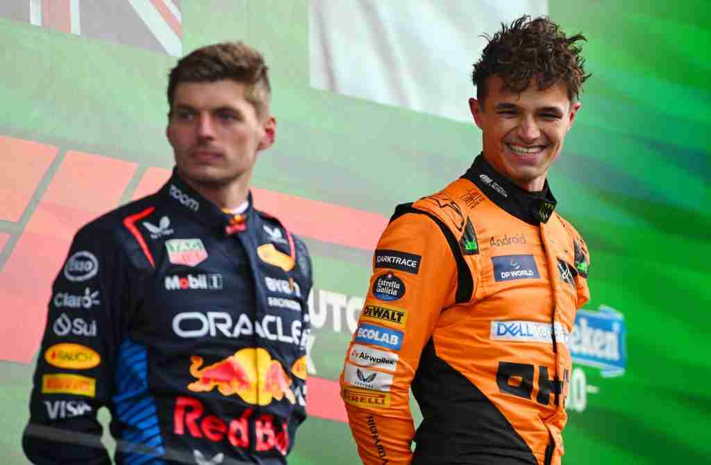 O vencedor da corrida Lando Norris da McLaren e o segundo colocado Max Verstappen no pódio após o Grande Prêmio da Holanda de 2024 | Conjunto de conteúdo Getty Images / Red Bull