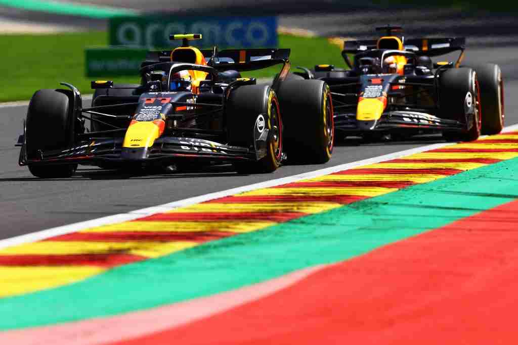 Sergio Perez lidera Max Verstappen durante o Grande Prêmio da Bélgica de 2024 | Conjunto de conteúdo Getty Images / Red Bull