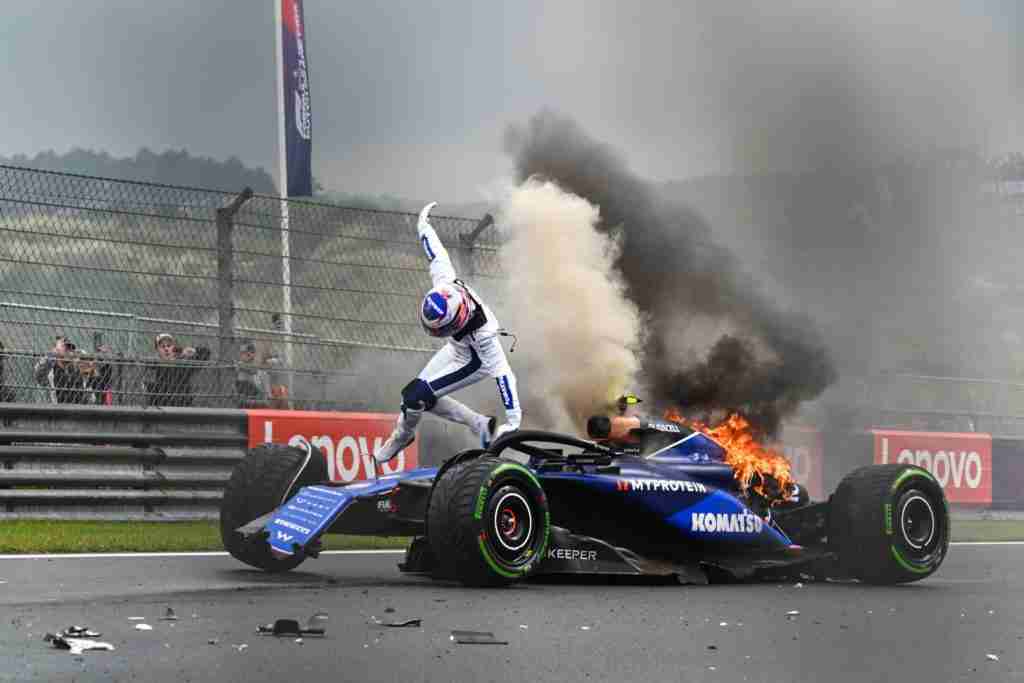 Williams de Logan Sargeant pegando fogo depois de bater no FP3 do GP da Holanda de 2024 | Fórmula 1