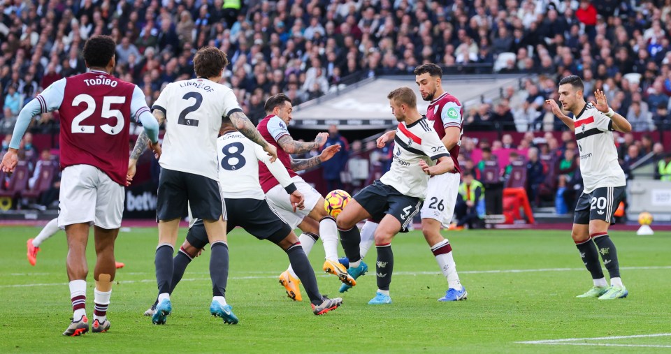 A colisão de Matthijs de Ligt com Danny Ings deu ao West Ham um pênalti