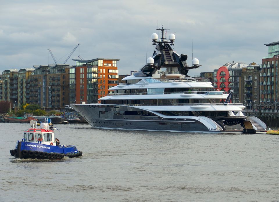 Shahid Khan, proprietário do Fulham e do Jacksonville Jaguars, desceu o rio Tâmisa em seu deslumbrante iate