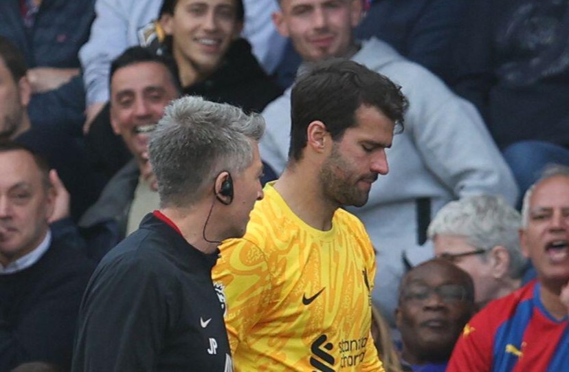 Alisson deve perder pelo menos sete partidas devido a lesão