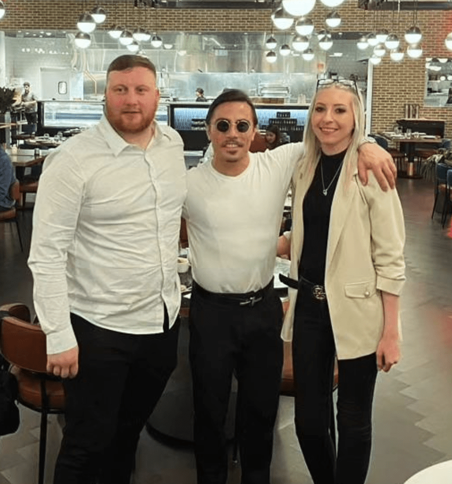 Desde então, Menzies e Sherrock comeram em um dos famosos restaurantes de Salt Bae