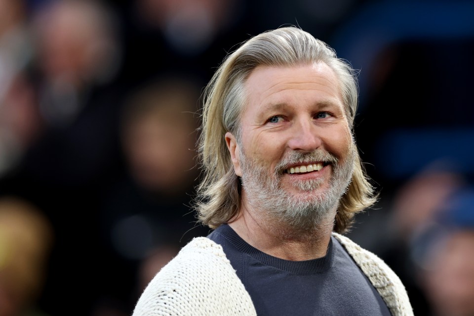 Robbie Savage foi forçado a se desculpar ao vivo na TNT Sports depois de lutar com a voz rouca durante o empate do Manchester United com o Porto