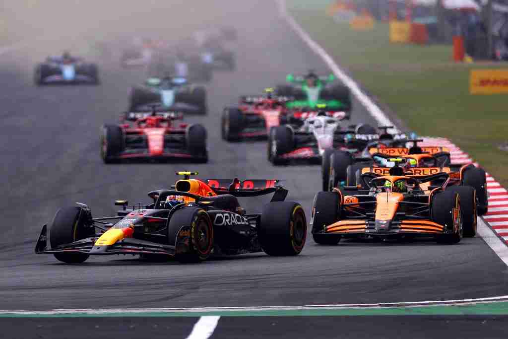 Sergio Perez lidera Lando Norris da McLaren durante o Grande Prêmio da China de 2024 | Conjunto de conteúdo Getty Images / Red Bull