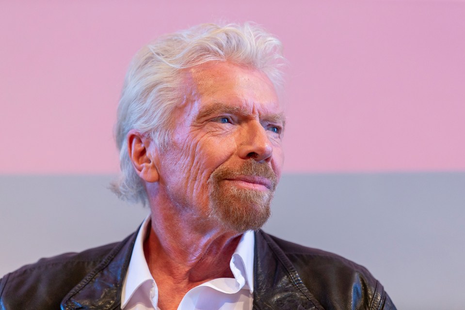 Sir Richard Branson deve pilotar um balão espacial a 20 milhas acima da Terra