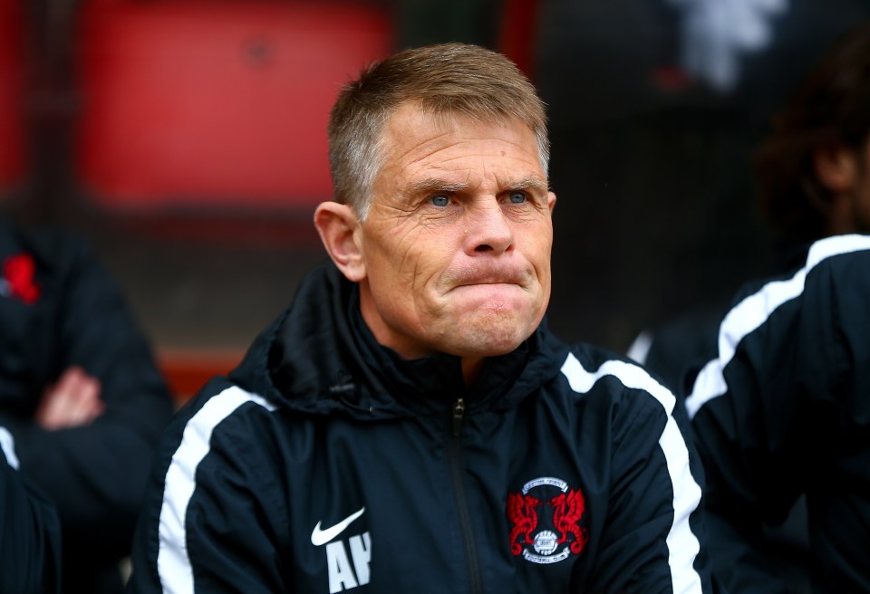 Andy Hessenthaler falou sobre algumas de suas experiências impressionantes na EFL