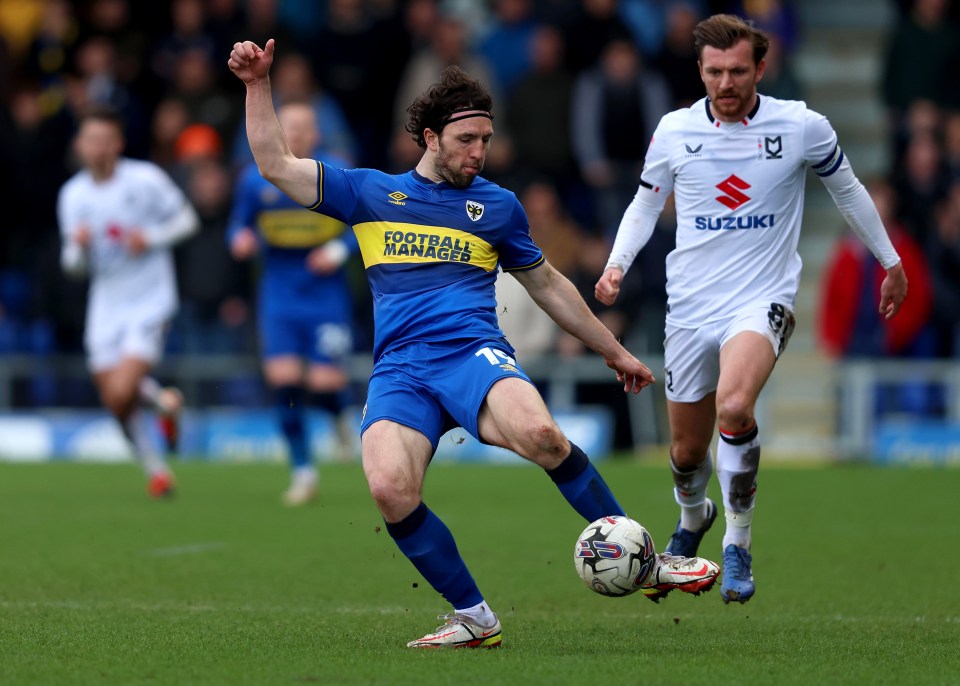 John-Joe O'Toole tem que fazer uma viagem de ida e volta de seis horas para ir treinar para o AFC Wimbledon