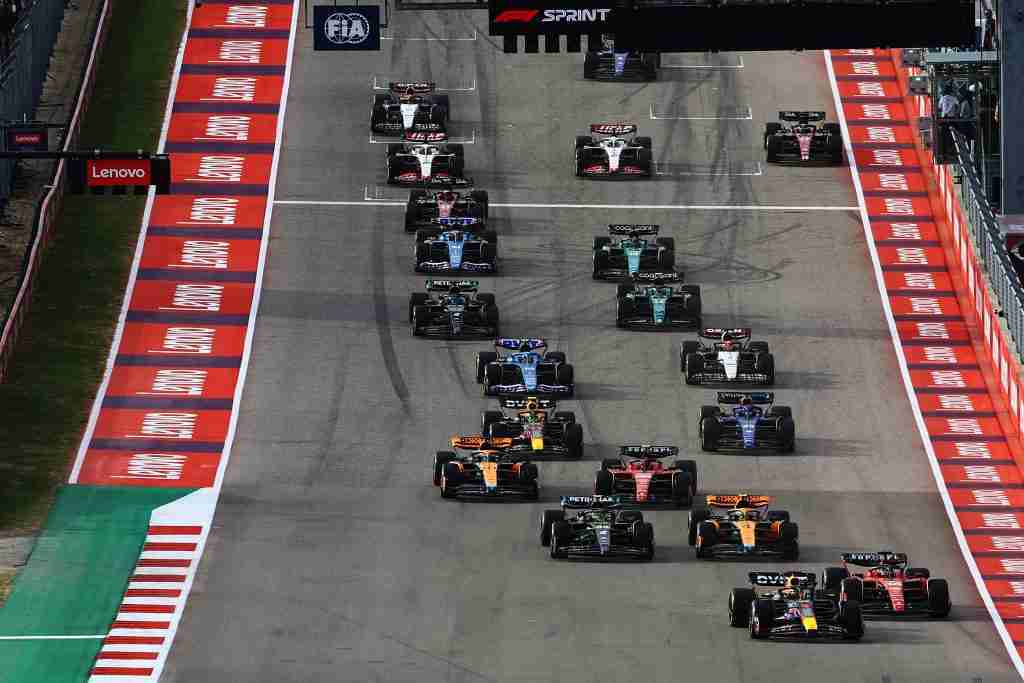 Max Verstappen e Charles Leclerc da Ferrari lutam por posição na Curva 1 no GP dos EUA Sprint de 2023 | Conjunto de conteúdo Getty Images / Red Bull 