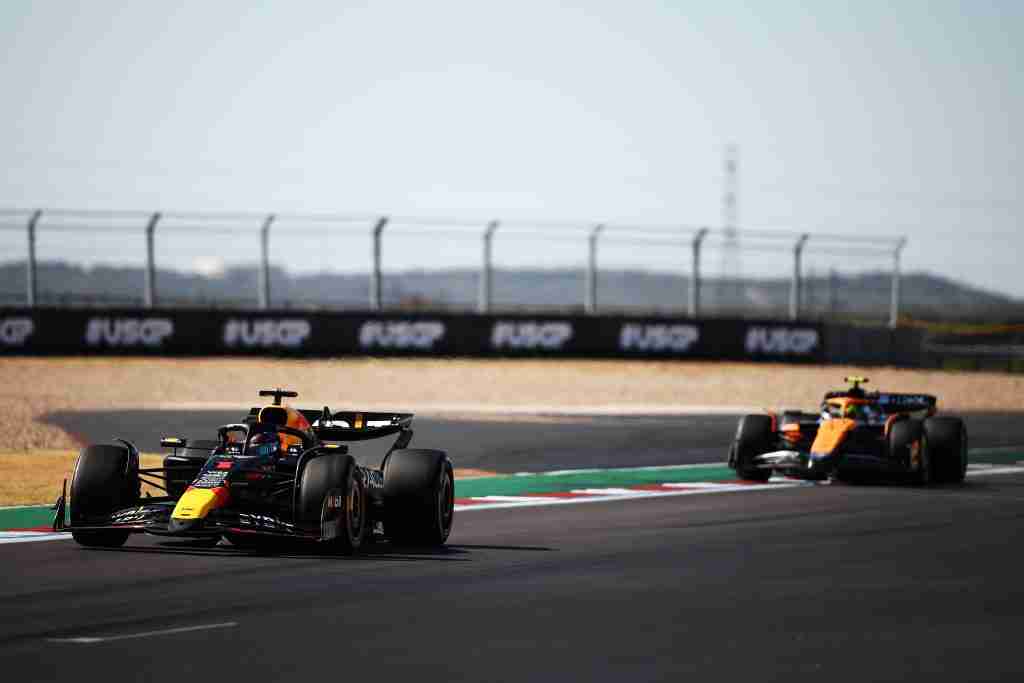 Max Verstappen lidera Lando Norris da McLaren durante o Grande Prêmio dos Estados Unidos de 2024 | Conjunto de conteúdo Getty Images / Red Bull