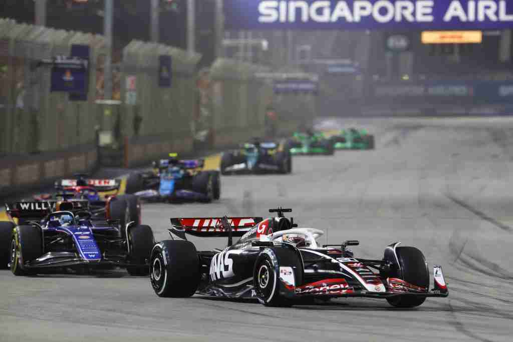 Kevin Magnussen lidera Alex Albon da Williams durante o GP de Cingapura de 2024 | Equipe Haas F1