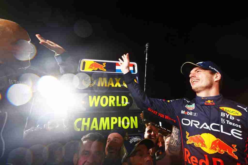 Max Verstappen comemora conquista de seu segundo campeonato mundial de F1 no GP do Japão de 2022 | Mark Thompson/Getty Images/Pool de conteúdo da Red Bull