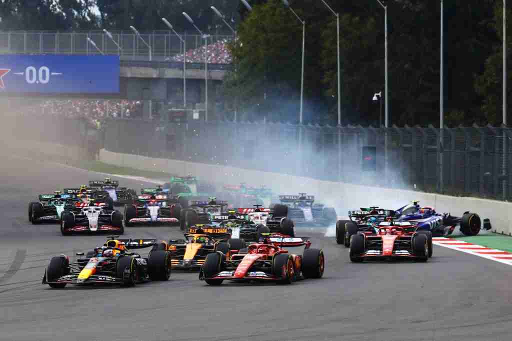 Max Verstappen lidera Carlos Sainz da Ferrari e Lando Norris da McLaren na Curva 1 no Grande Prêmio do México de 2024 | Conjunto de conteúdo Getty Images / Red Bull